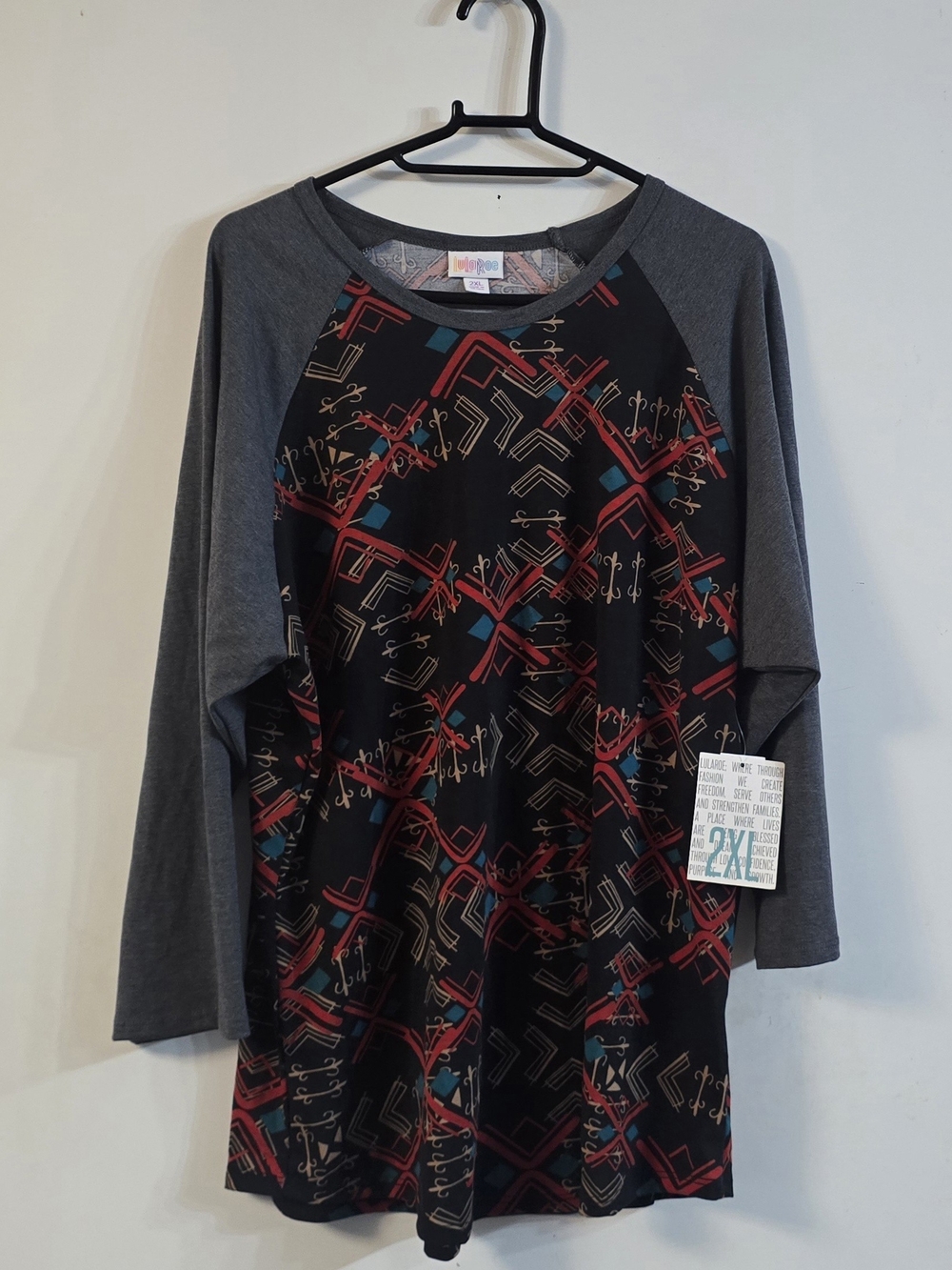 LuLaRoe 2X 3/4 Sleeve Raglan Tunic Top in Black and Charcoal with Red Pattern